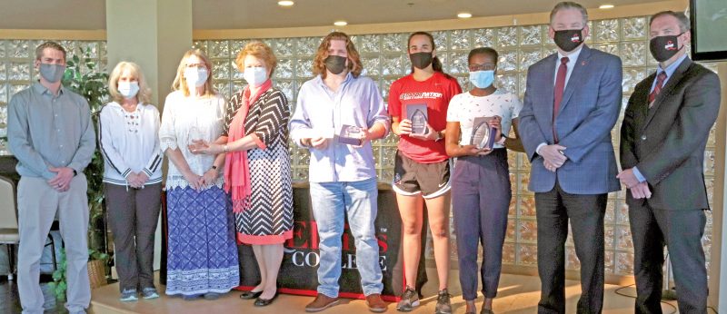 D&E recognizes students, staff | News, Sports, Jobs - Vimarsana News